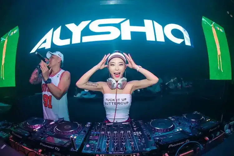 Lydia-动人旋律与发人省思歌词的音乐推荐